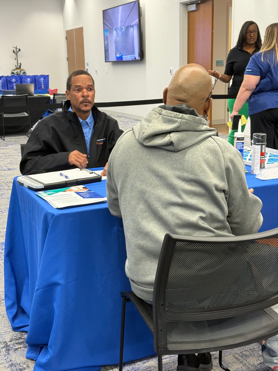 NewsfromJEA's tweet image. This month&apos;s Senior Day welcomed a new partner agency, @HealthyFla. They joined us and other organizations to provide a one-stop shop resource fair for seniors in our community. 

🗓️ Next Senior Day: Dec. 17th

#BuildingCommunity