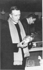 Una vez el Padre Teilhard de Chardin encontro un craneo bastante antiguo, tenia rasgos tan simiescos y un *poco* humanos, él creyó que era la prueba definitiva de que el hombre venia del mono. Resulto ser que en realidad era el cráneo de uno de los ancestros de <a href="/huesoamuerte/">Agente Momoy 🇻🇪🤙</a>