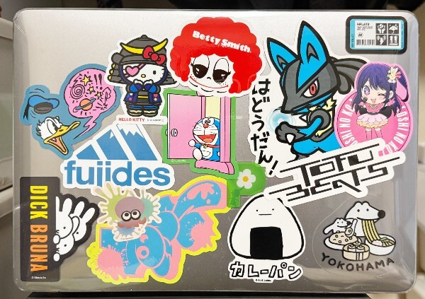 fmbh's tweet image. 完成が近づくロコさぬの「デコMac」よく見てみるとアレが足りない。 #stickerbomb (こけまり（横浜F・マリノスを応援するマリサポ、ロコさぬ�)
fmbh.jp/?article#eid12…

➡️いい記事だったら【FMBH.jp】で「いいね」ボタン押してね！ 
#fmarinos