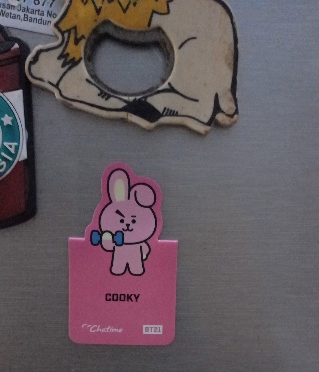 namjoonofbts's tweet image. Wkwkwk pembatas buku cooky dijadiin magnet kulkas sm bokap gw