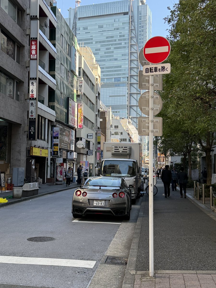 stealth246's tweet photo. こんな一方通行の道路に逆送して駐車している車やばいでしょ🚙どんな人が運転してるのよ🤦わナンバーだからレンタカー⁇事故に巻き込まれたら大変だから、ちゃんと警察には取り締まって欲しいね😤品川302わ60-83
#DQN #逆走 #ドラレコ #レンタカー #新橋 https://t.co/P7jdMuv01r