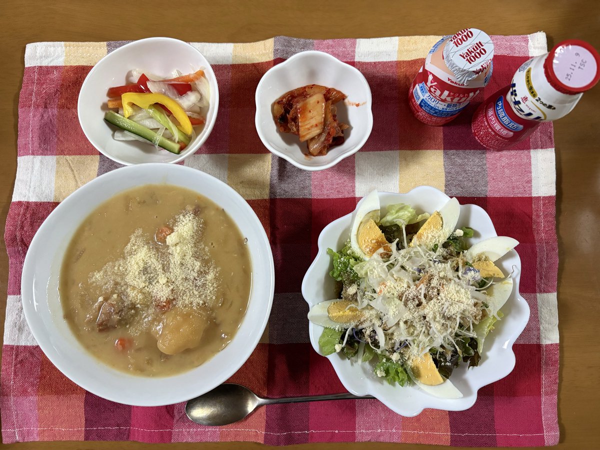 dSV8s3kOn4ZdULj's tweet image. 昨日の夕食
久しぶりにシチューを食べました。もちろん圧力鍋で作りました。手作りピクルスを。キムチがとても辛くて豚キムチにする予定です。#ワンプレート　#おうちごはん　#健康　#ダイエット　#圧力鍋　#ピクルス