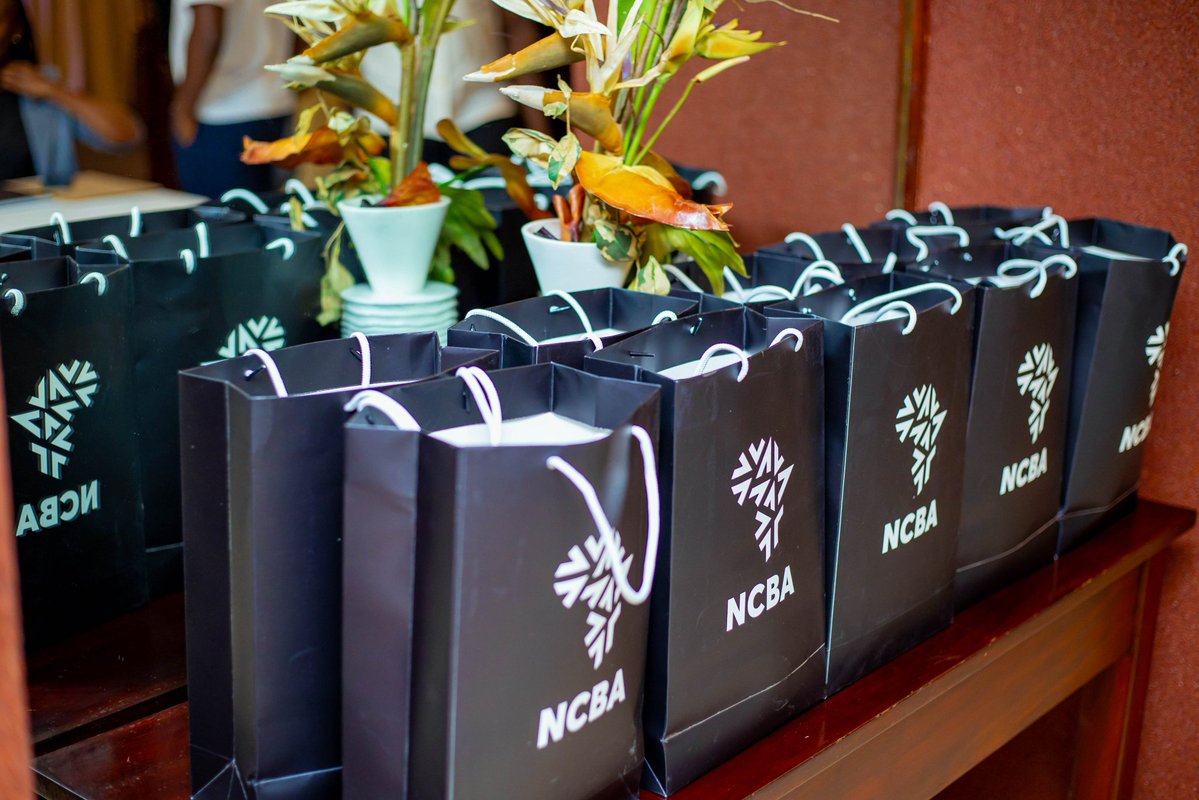 ABN_KE's tweet image. Customer-Centric Growth by @NCBABankKenya

🤗NCBA cut its base lending rate for the fifth time in 2025 to 13.27% to ease borrowing costs.

🤗Monthly account maintenance fees were waived in Kenya and Rwanda to help customers cope with economic pressures.

🤗Retail expansion grew…