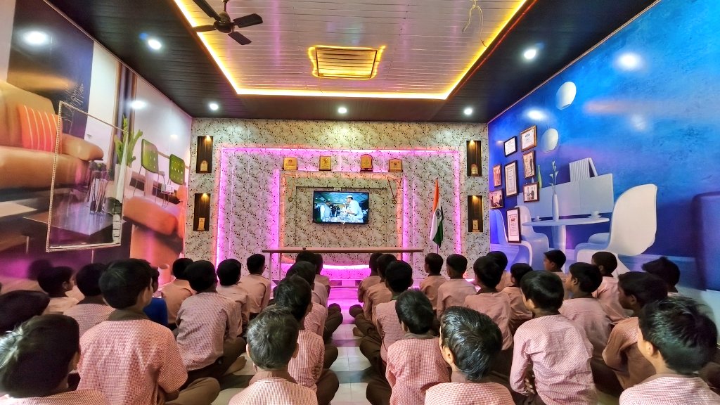 vipinUPPSS's tweet image. आलोचना करना अच्छा है लेकिन समालोचना करना और भी प्रोत्साहित करता है। देखिए कि कैसे शिक्षकों के समर्पण और सरकार की जागरूकता से लगभग सभी प्राथमिक विद्यालय अब नए सिरे से नई इबारत लिख रहे हैं। एक दिन भारी भरकम फीस के बोझ की जगह यही सरकारी स्कूल लेंगे...
#governmentSchool