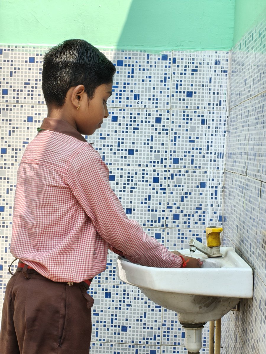 vipinUPPSS's tweet image. आलोचना करना अच्छा है लेकिन समालोचना करना और भी प्रोत्साहित करता है। देखिए कि कैसे शिक्षकों के समर्पण और सरकार की जागरूकता से लगभग सभी प्राथमिक विद्यालय अब नए सिरे से नई इबारत लिख रहे हैं। एक दिन भारी भरकम फीस के बोझ की जगह यही सरकारी स्कूल लेंगे...
#governmentSchool