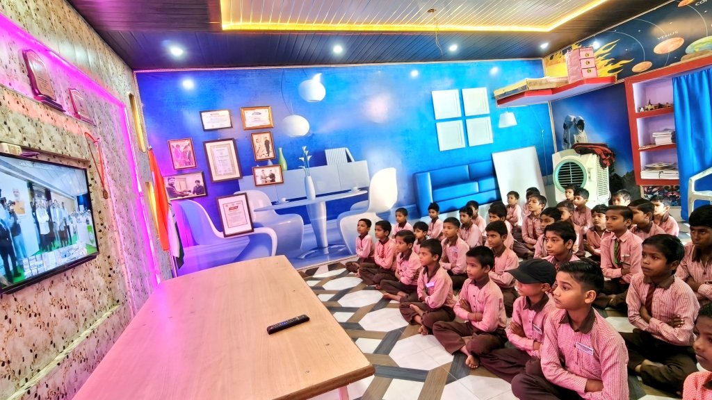 vipinUPPSS's tweet image. आलोचना करना अच्छा है लेकिन समालोचना करना और भी प्रोत्साहित करता है। देखिए कि कैसे शिक्षकों के समर्पण और सरकार की जागरूकता से लगभग सभी प्राथमिक विद्यालय अब नए सिरे से नई इबारत लिख रहे हैं। एक दिन भारी भरकम फीस के बोझ की जगह यही सरकारी स्कूल लेंगे...
#governmentSchool