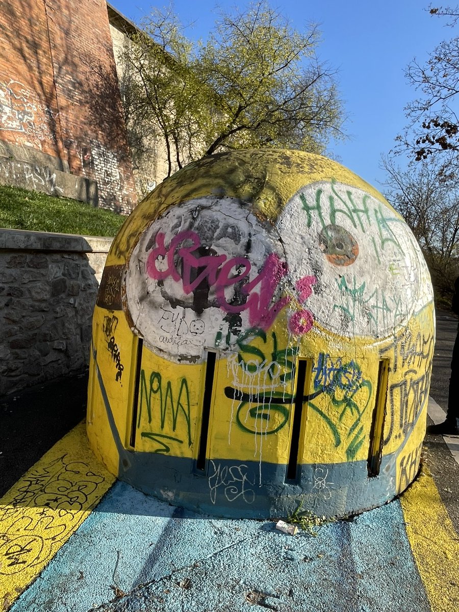 t_echizen's tweet image. フォリマンカ公園にある地下シェルターの入口

同公園にあるというR 2-D 2（101章、103章）をついに探しあてたが、残念ながら落書きだらけ！

そこから少し坂をくだると、同じ形の黄色いものが。これも落書きだらけだけど、前はあれだったんだよね……

#PR #プラハ #チェコへ行こう #cityofsecrets