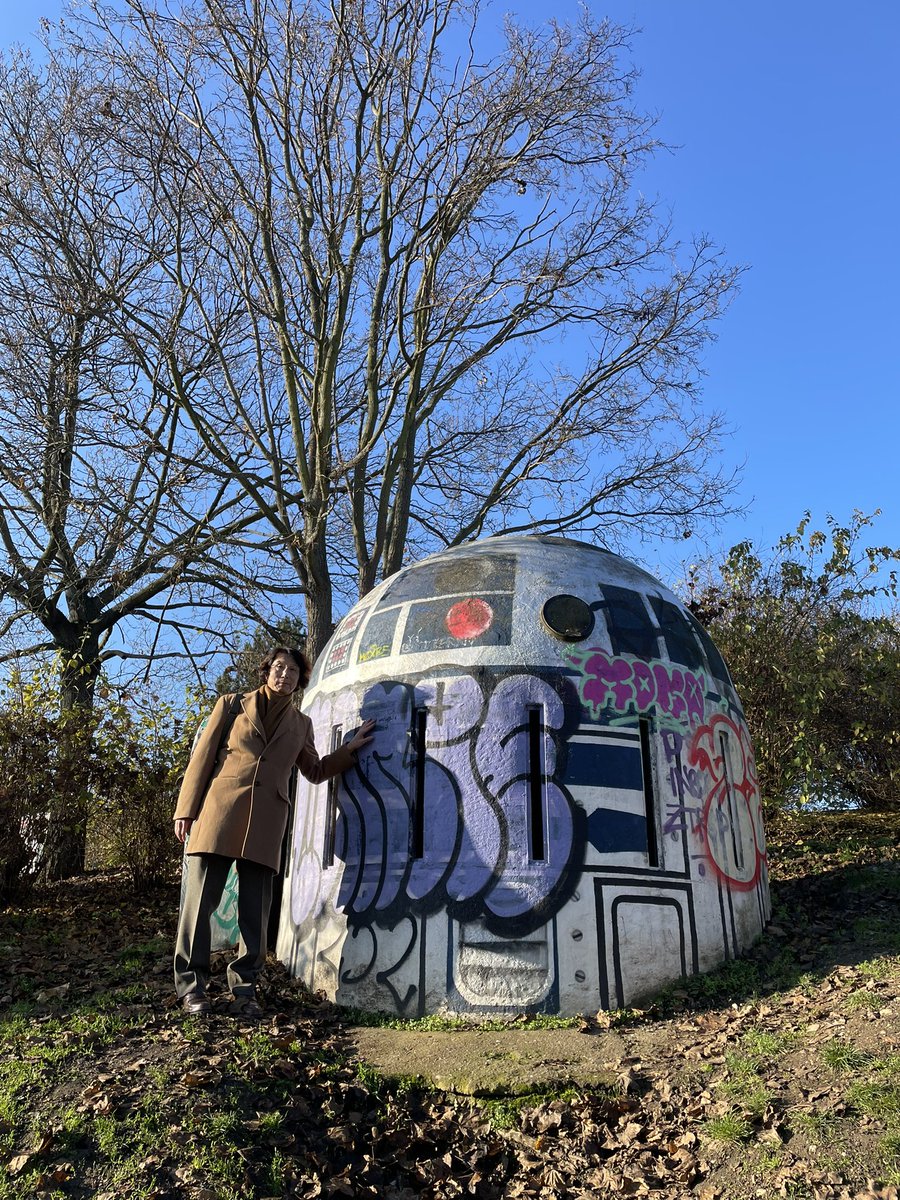 t_echizen's tweet image. フォリマンカ公園にある地下シェルターの入口

同公園にあるというR 2-D 2（101章、103章）をついに探しあてたが、残念ながら落書きだらけ！

そこから少し坂をくだると、同じ形の黄色いものが。これも落書きだらけだけど、前はあれだったんだよね……

#PR #プラハ #チェコへ行こう #cityofsecrets