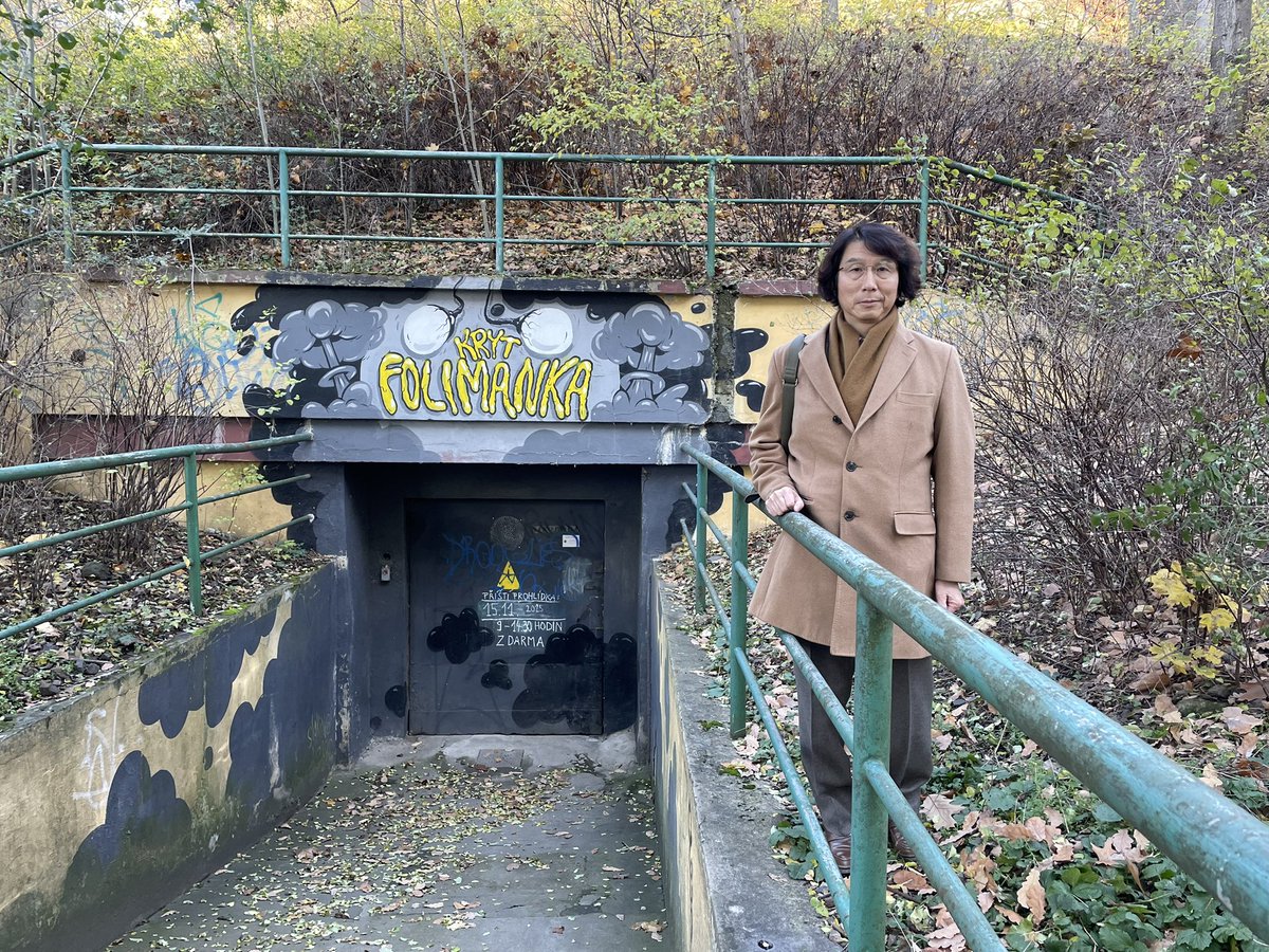 t_echizen's tweet image. フォリマンカ公園にある地下シェルターの入口

同公園にあるというR 2-D 2（101章、103章）をついに探しあてたが、残念ながら落書きだらけ！

そこから少し坂をくだると、同じ形の黄色いものが。これも落書きだらけだけど、前はあれだったんだよね……

#PR #プラハ #チェコへ行こう #cityofsecrets