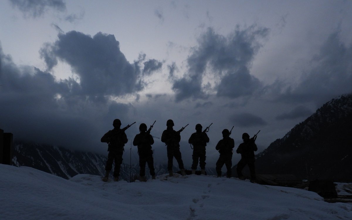 kupwarasentinel's tweet image. In the shadow of war, they remain on the edge of peace

#LineOfControl
#FrontlineHeroes
#DefendersOfPeace