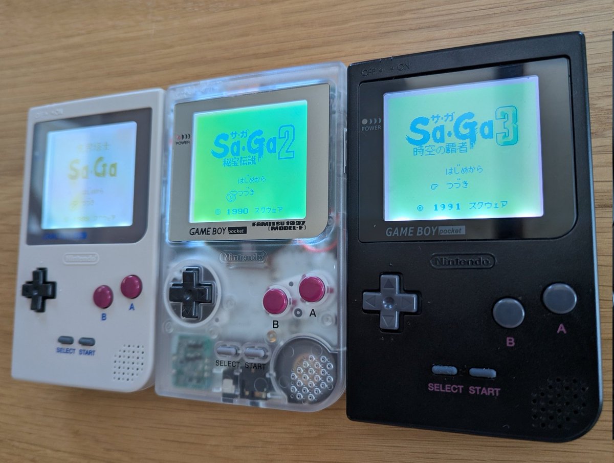 何歳ですが部屋こんなんです😇
的なポスト流れてくるが、部屋が無ぇ！43歳です😅
リビングで🎮️🛠️作業して毎回片付けます🥹

偏光板の種類や角度で色味が違うなぁ
#ゲームボーイ