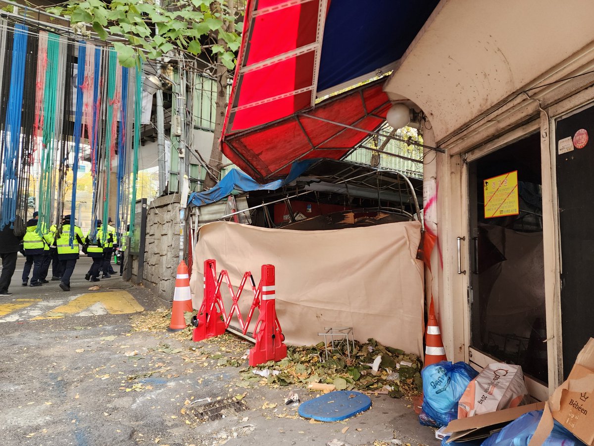 실제로 사람들이 아직 거주하고 있는 구역의 길을 막아버렸습니다. 집행되지 않은 곳을 제외하고 빠르게 철거를 진행하며 내부를 고립시키고 있습니다.