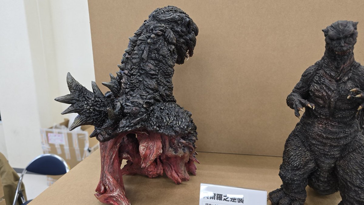 youtu.be/3M1hLPNcxzI?si…
☝️
<a href="/Comsai3Comsai/">すぎゃす(杉本フランク大地)</a> 
イマージーンさんのブースにて衝撃の展示。流木や骨等自然物との造形でとんでもない逆襲ゴジラを紹介させていただきました！　背鰭はフジツボとのこと。かっこよすぎる
#ホビーラウンド　#ホビーラウンド33