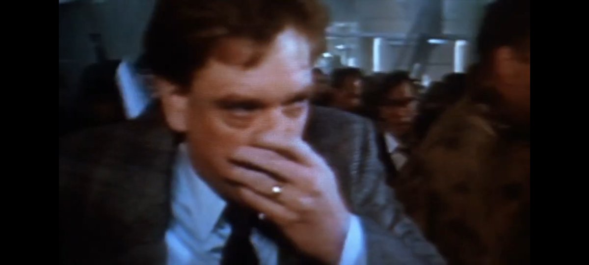 最近の朝日新聞は、映画『ダイ・ハード』『ダイ・ハード2』における記者リチャード・ゾーンバーグみたいだ(みなさん、彼を覚えている？)

ホリー(ジョン嫁)に
1作目ではラストに顔面パンチ
2作目では飛行機内でスタンガン

あっ、でもオレは30年以上の朝日新聞講読者じゃないか(笑)