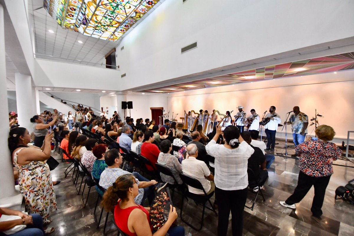 SECVERoficial's tweet image. Ayer disfrutamos de una emotiva Muestra de Artes Escénicas protagonizada por las y los alumnos de la AFEL de la Universidad Veracruzana en el #TeatroDeLaReforma ✨🎶.

Su talento, entrega y creatividad llenaron el escenario de momentos memorables 🎉. 

#VeracruzEstáDeModa ❤️