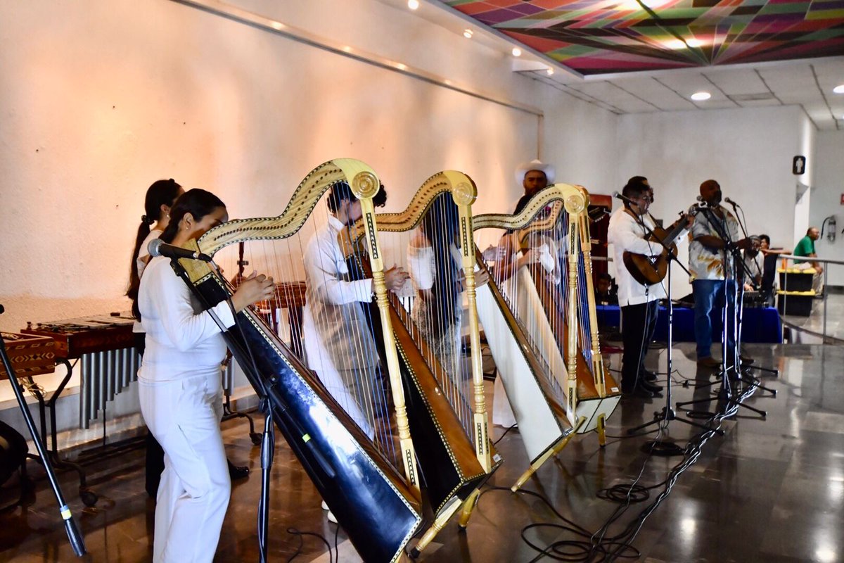 SECVERoficial's tweet image. Ayer disfrutamos de una emotiva Muestra de Artes Escénicas protagonizada por las y los alumnos de la AFEL de la Universidad Veracruzana en el #TeatroDeLaReforma ✨🎶.

Su talento, entrega y creatividad llenaron el escenario de momentos memorables 🎉. 

#VeracruzEstáDeModa ❤️