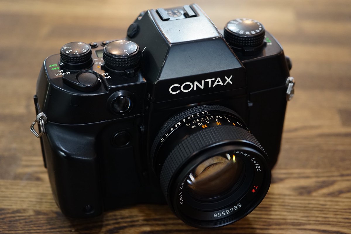 大幅値下げ！　CONTAX 一眼レフ　カメラ　レンズ付き CONTAX AX + planar 50mm F1.4】 -MF用のレンズでAFを実現させた