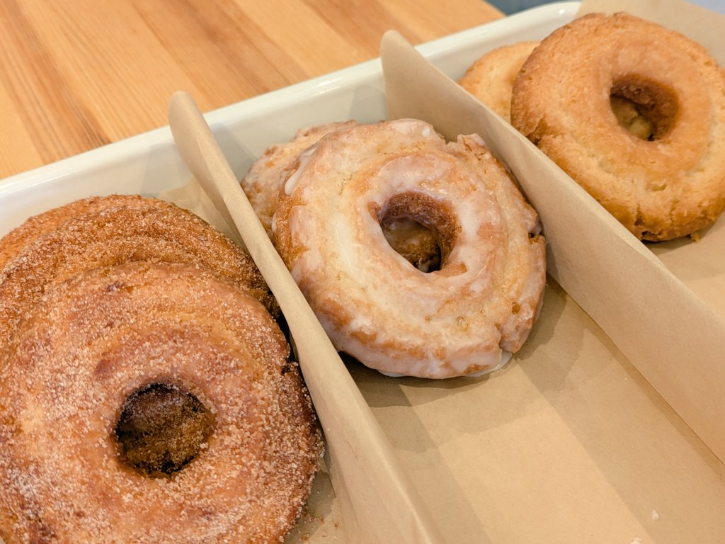 springworks2023's tweet image. シュガードーナツは完売しております。
以下この時間の商品数です。
オールドファッションドーナツ
　プレーン×２
　レモンアイシング×２
　シナモン×３
クリームドーナツ
　プレーン×２
　ごま×２
　栗×３
　チョコ×４
ぜひお取り置きをご利用ください( 0223524796 まで)
#菓子屋ハウフル