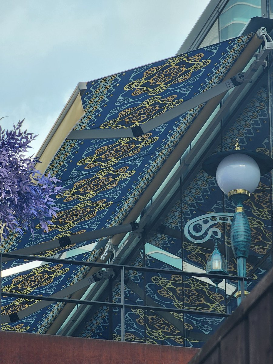 다른 볼일로 근처 지나가다가 또 슬쩍 봤는데 역시 크리스타리움의 챠양 맞네🥹👍