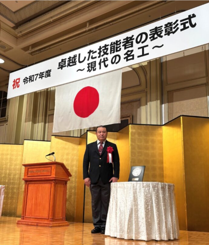 🎉ルネサスの3名が栄誉を授かりました！
川尻工場の衛藤洋治が黄綬褒章を受章。部品修理や後進育成への貢献が評価されました。西条工場の石村朗、川尻工場の佐間野肇は「現代の名工」に選出され、現場力向上に尽力した功績が称えられました👏
#黄綬褒章 #現代の名工 <a href="/RenesasGlobal/">Renesas Electronics</a>