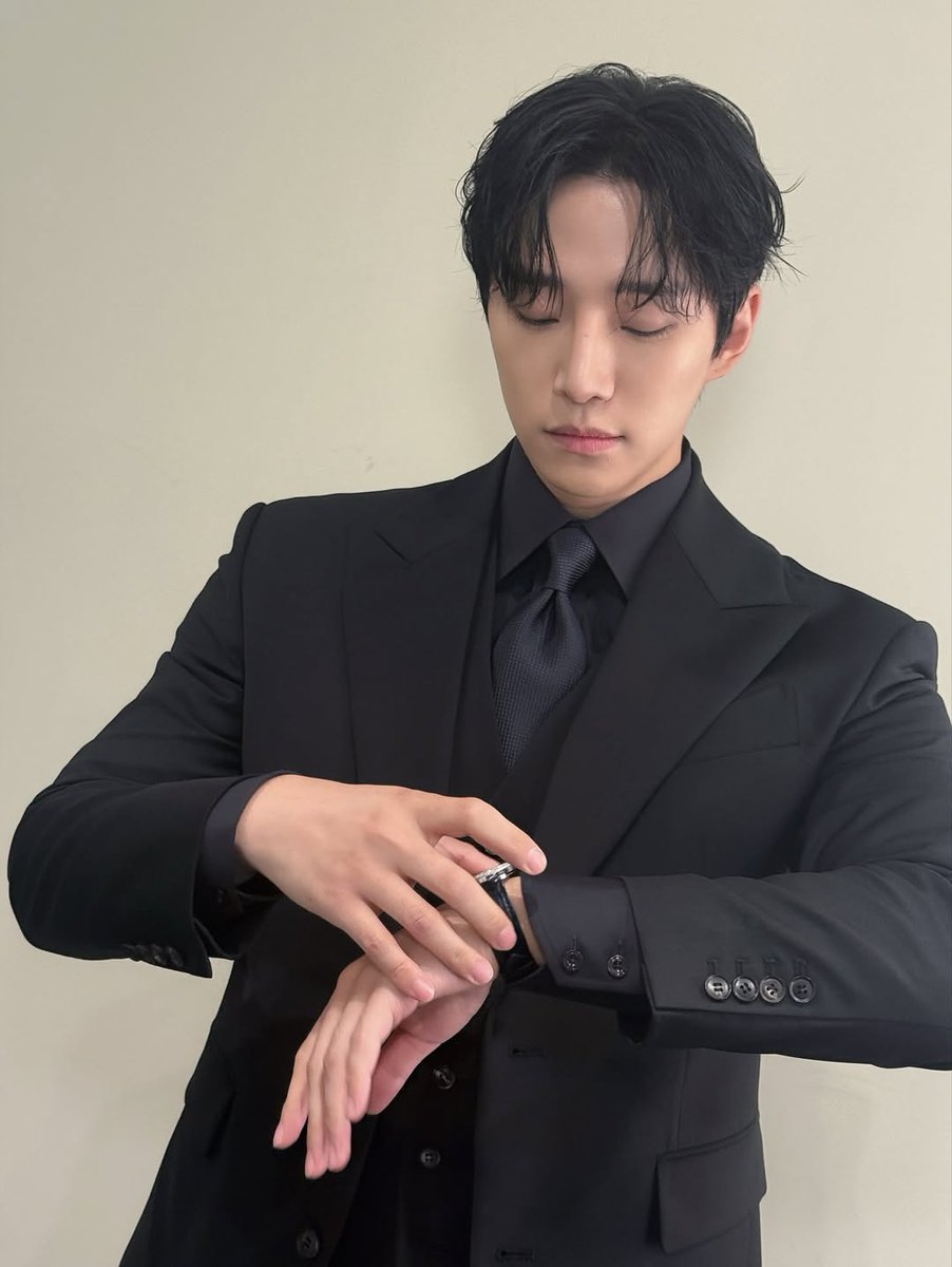 Kkorepo's tweet image. 「#2PM」#イ・ジュノ、「第46回青龍映画賞」に授賞者として出席…思わず見とれてしまうスーツ姿
#イジュノ
🔗korepo.com/archives/16097…