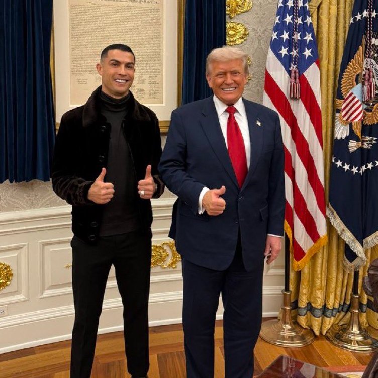 DaniMayakovski's tweet image. Mientras los niños palestinos están siendo masacrados con su camiseta, Cristiano Ronaldo acudió ayer a apoyar al genocida de Trump, que ha suministrado más de 33.800 toneladas de bombas a &quot;Israel&quot; en 2025 y está inmerso en un escándalo de pederastia con Epstein.

El capitalismo…