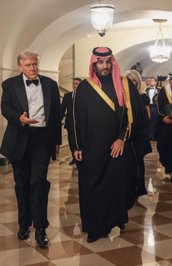 mod_sj's tweet image. اشهد ان الزعيم النادر لحاله
البشر تدّهر والارض منخرشه 

كل حاكم يشوف الحشد والهاله
يلحقه شك في حكمه وفي عرشه.

• سلطان بن بتلاء 

#محمد_بن_سلمان_في_واشنطن #محمد_بن_سلمان_صانع_السلام 
#MBSINUSA #SaudiUSsummit