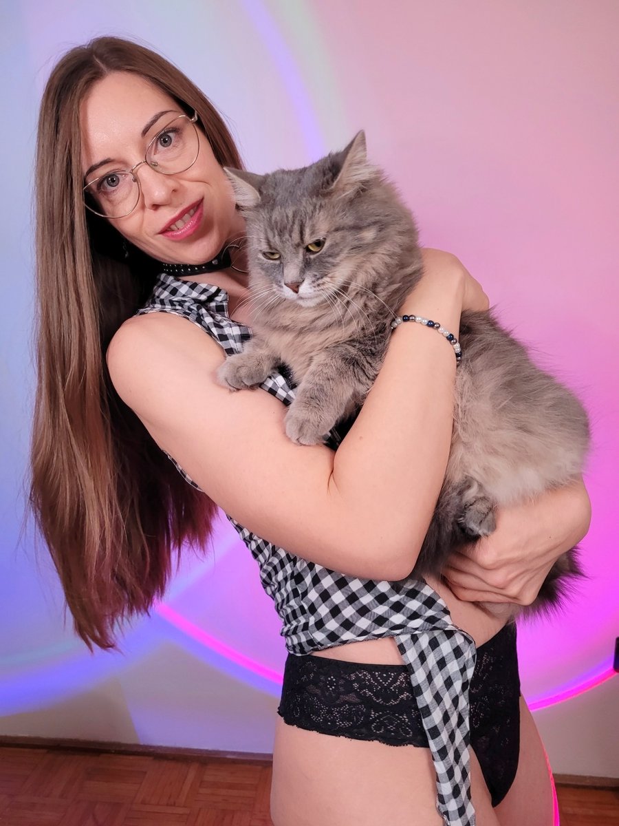 LaraWintersSC's tweet image. #catlover #catgirls #catmom #cutecat #fluffycat #mainecoonmix 
#lingeriemodel #lingeriestyle #lingerieaddict #boudoirvibes 
#girlwithglasses #glassesgirl #cutegirl #aestheticgirl 
#softvibes #softaesthetic #pastelaesthetic #girlyvibes