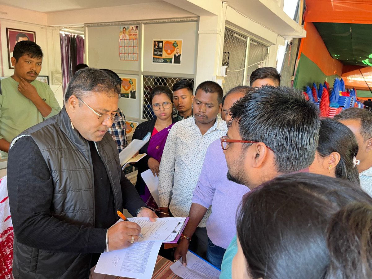 BimalBorah119's tweet image. With my family ~ the people of Tingkhang LAC! 

📌 Vidhayak Sewa Kendra