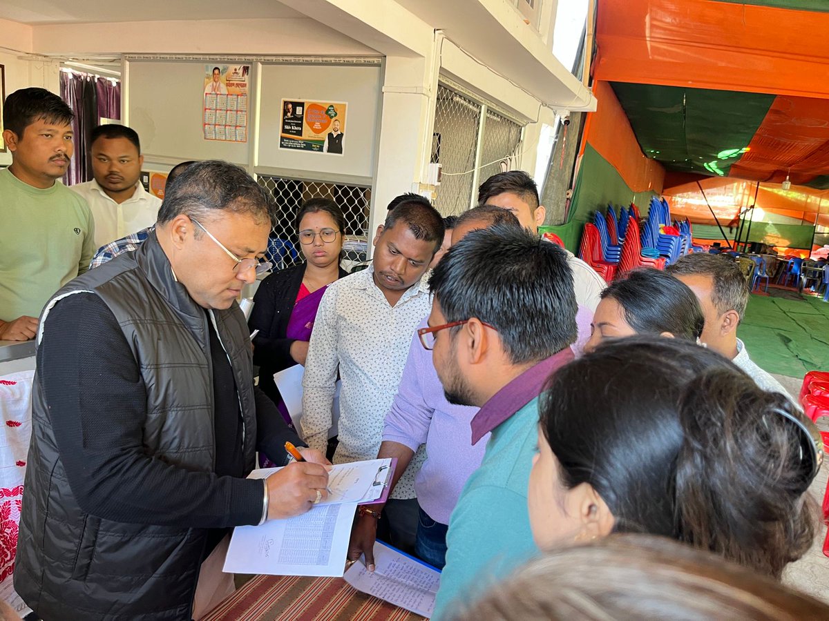 BimalBorah119's tweet image. With my family ~ the people of Tingkhang LAC! 

📌 Vidhayak Sewa Kendra