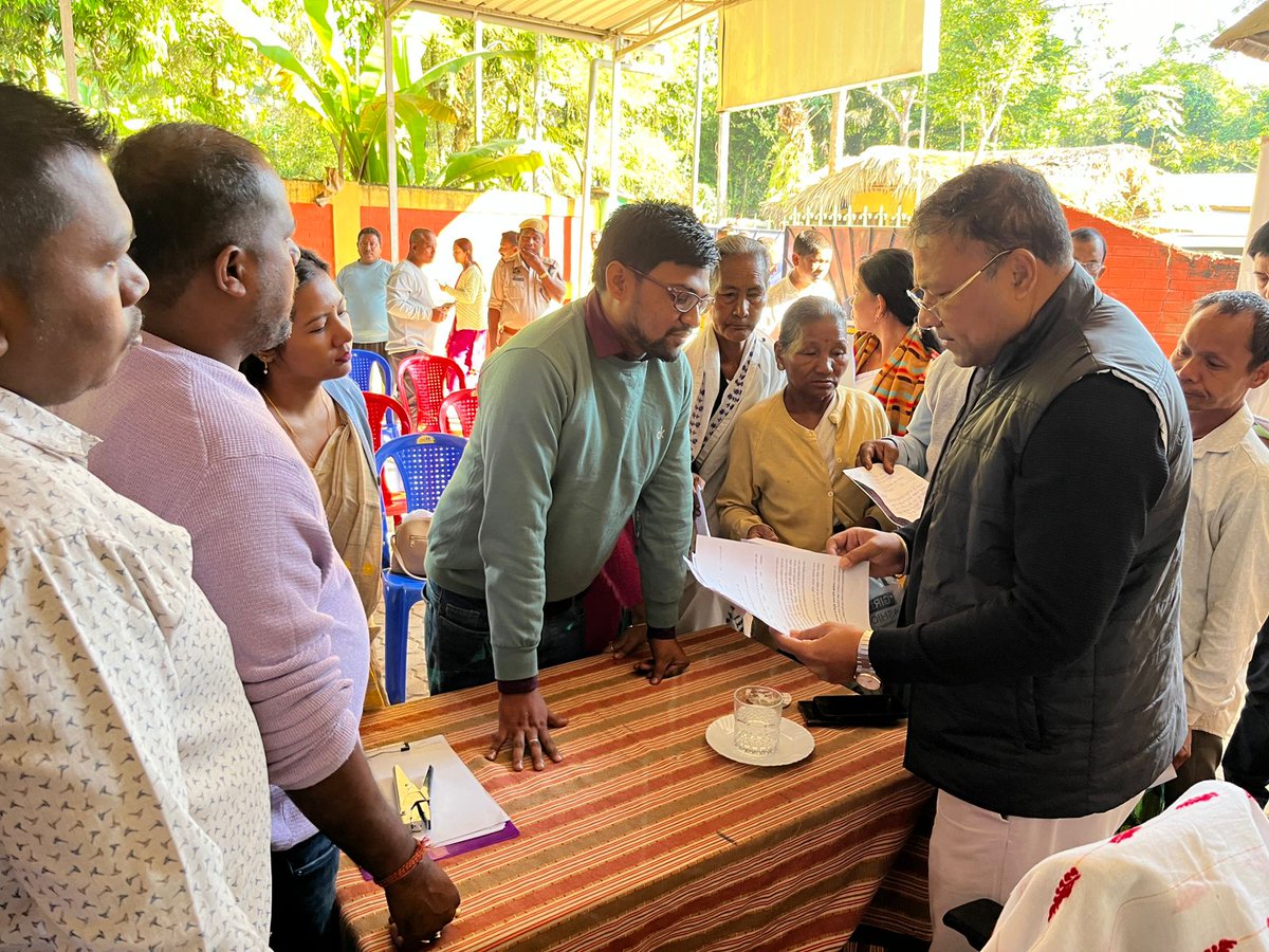 BimalBorah119's tweet image. With my family ~ the people of Tingkhang LAC! 

📌 Vidhayak Sewa Kendra