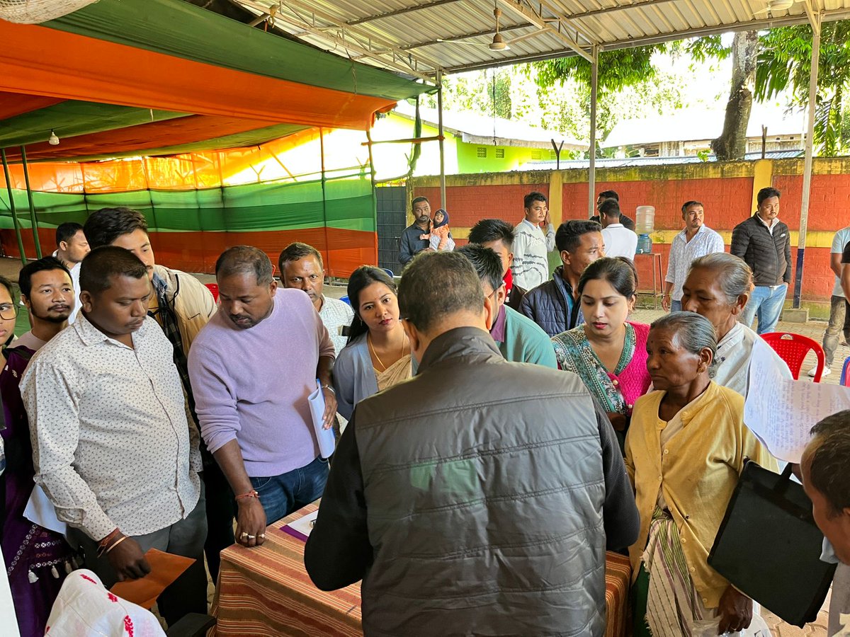 BimalBorah119's tweet image. With my family ~ the people of Tingkhang LAC! 

📌 Vidhayak Sewa Kendra