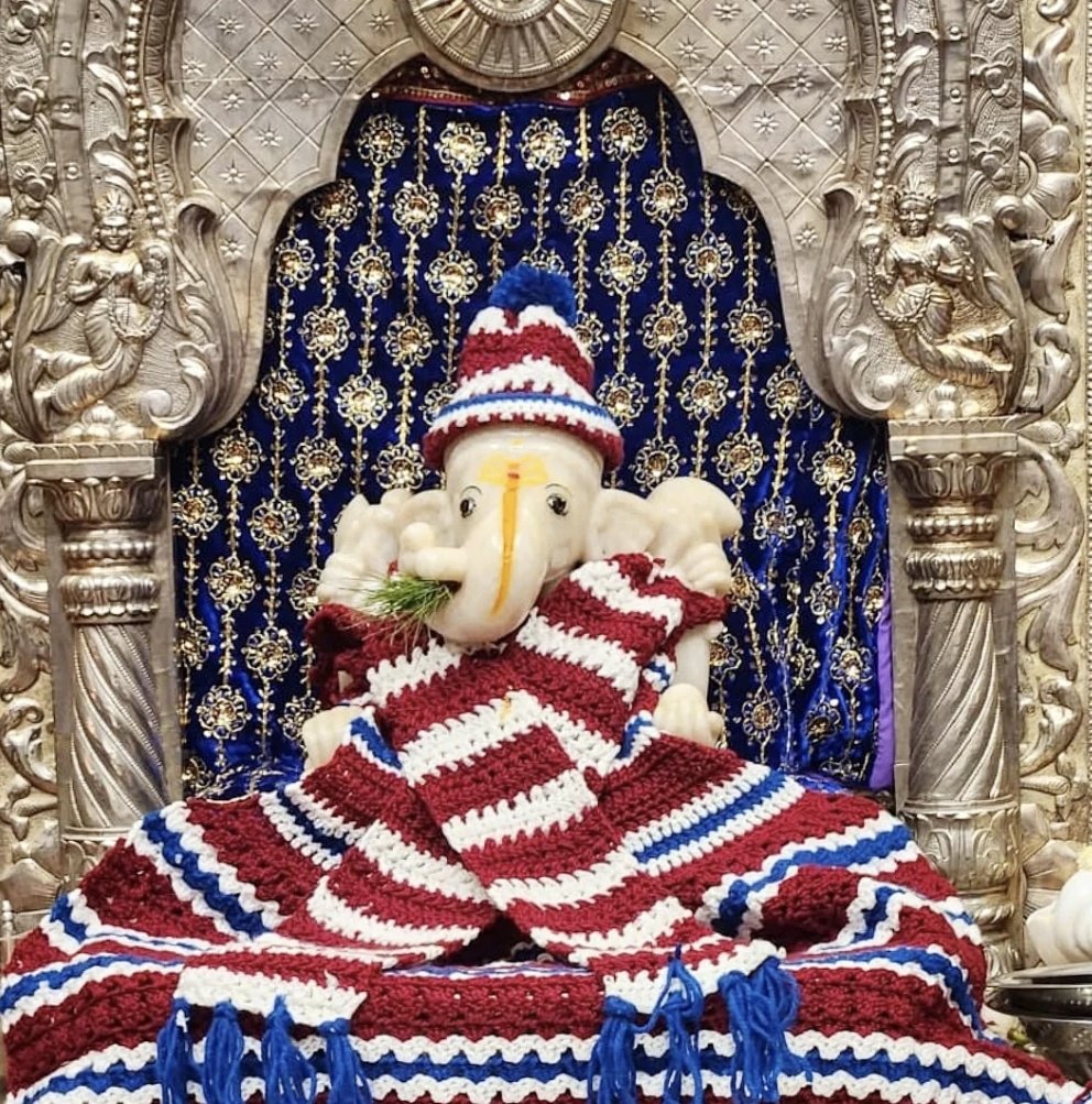 MSDianAbhiii's tweet image. Sarasbaug Ganpati Bappa in a sweater. Cutest picture on the internet today!
