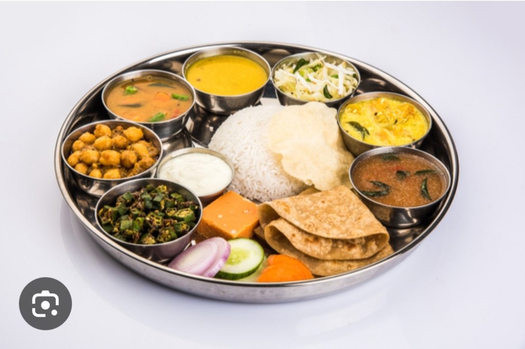 पौष्टिक भोजन में फल, सब्जियां, साबुत अनाज, लीन प्रोटीन और डेयरी या उसके विकल्प शामिल होने चाहिए। अपनी प्लेट का लगभग आधा हिस्सा फल और सब्जियों से भरें, एक तिहाई हिस्सा उच्च-फाइबर वाले स्टार्चयुक्त खाद्य पदार्थों (जैसे ब्राउन राइस, साबुत गेहूं, आलू) पर आधारित करें, और शेष भाग में