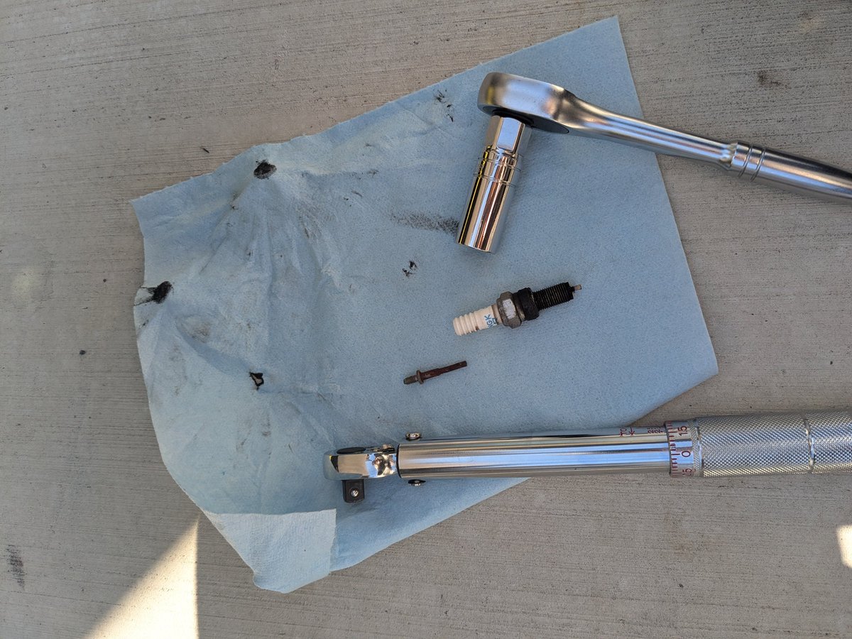 t_mac116's tweet image. #Dio110 #JF31
別に不調では全くありませんでした。逆にかなりのパフォーマンスでした。プラグキャップ外したら、芯が残りましたｗ。外すのにディープソケット入れたらゆるゆるでしたｗ。若干排気漏れで走ってたのか？うっすら汚れていますがそこまでじゃなくて絶妙な感じで保っていました。