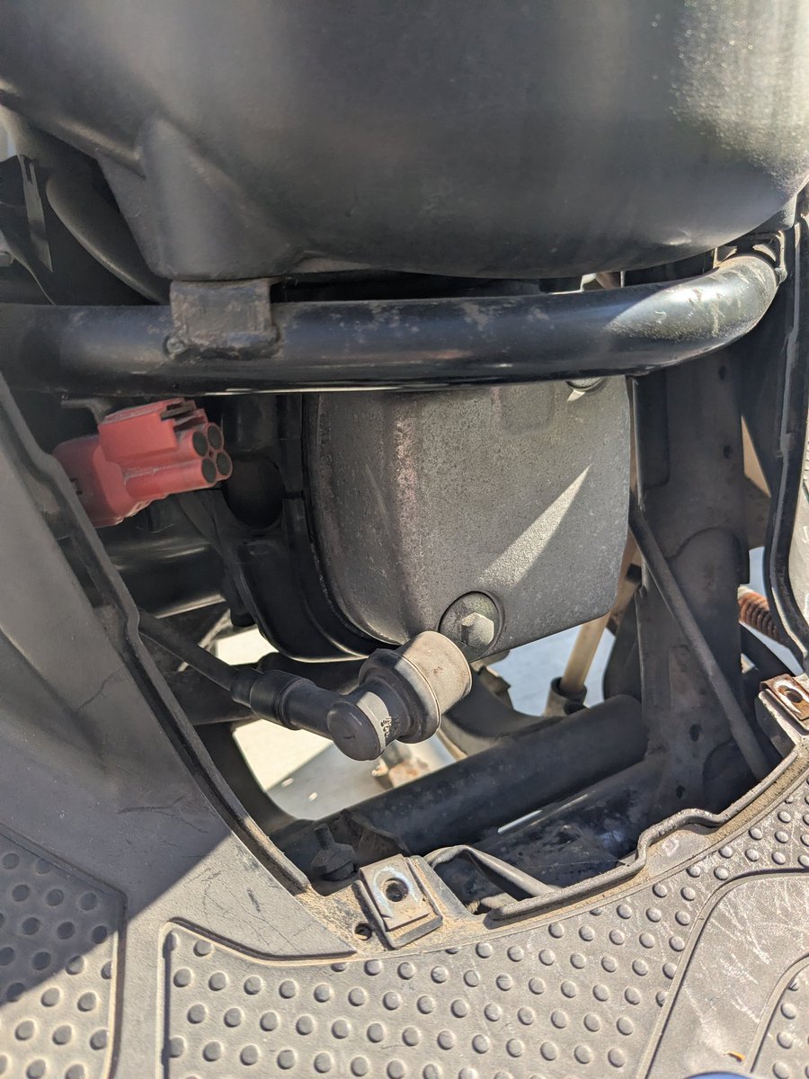 t_mac116's tweet image. #Dio110 #JF31
別に不調では全くありませんでした。逆にかなりのパフォーマンスでした。プラグキャップ外したら、芯が残りましたｗ。外すのにディープソケット入れたらゆるゆるでしたｗ。若干排気漏れで走ってたのか？うっすら汚れていますがそこまでじゃなくて絶妙な感じで保っていました。