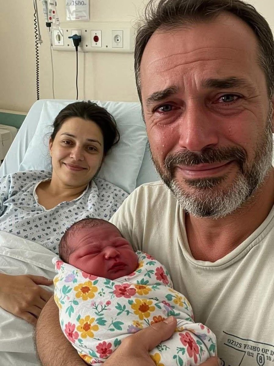 afra_art56's tweet image. This morning at 4:20 a.m.
We became parents after 14 years
of marriage.
I&apos;m a father,
I&apos;m blessed with a son 🙏❤️❤️