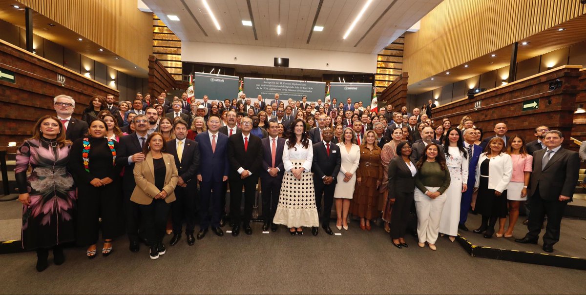 kenialopezr's tweet image. Como Presidenta de la Cámara de @Mx_Diputados recibí a las y los embajadores acreditados en nuestro país. Es la recepción más grande que hemos tenido en los últimos 10 años, según los archivos de la Cámara, con la confirmación de 75 embajadas.

Es un encuentro que nos llena de…
