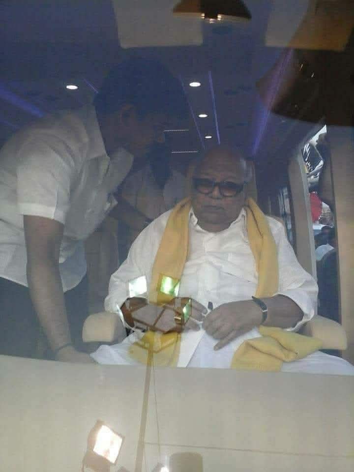 84 வயது அப்போது எம் தலைவருக்கு. தமிழகத்தின் முதலமைச்சராக இருந்து நாட்டை நல்லாட்சி செய்துகொண்டிருந்த காலம்.

இராமநாதபுரத்தில் ஓர் அரசு விழாவில் கலந்துகொள்ள வந்தவர் மதுரையில் தங்கியிருக்கிறார். உடல்நலம் கடுமையாகப் பாதிக்கப்பட்டுள்ளது. 

மருத்துவரும் கழக நிர்வாகிகளும்