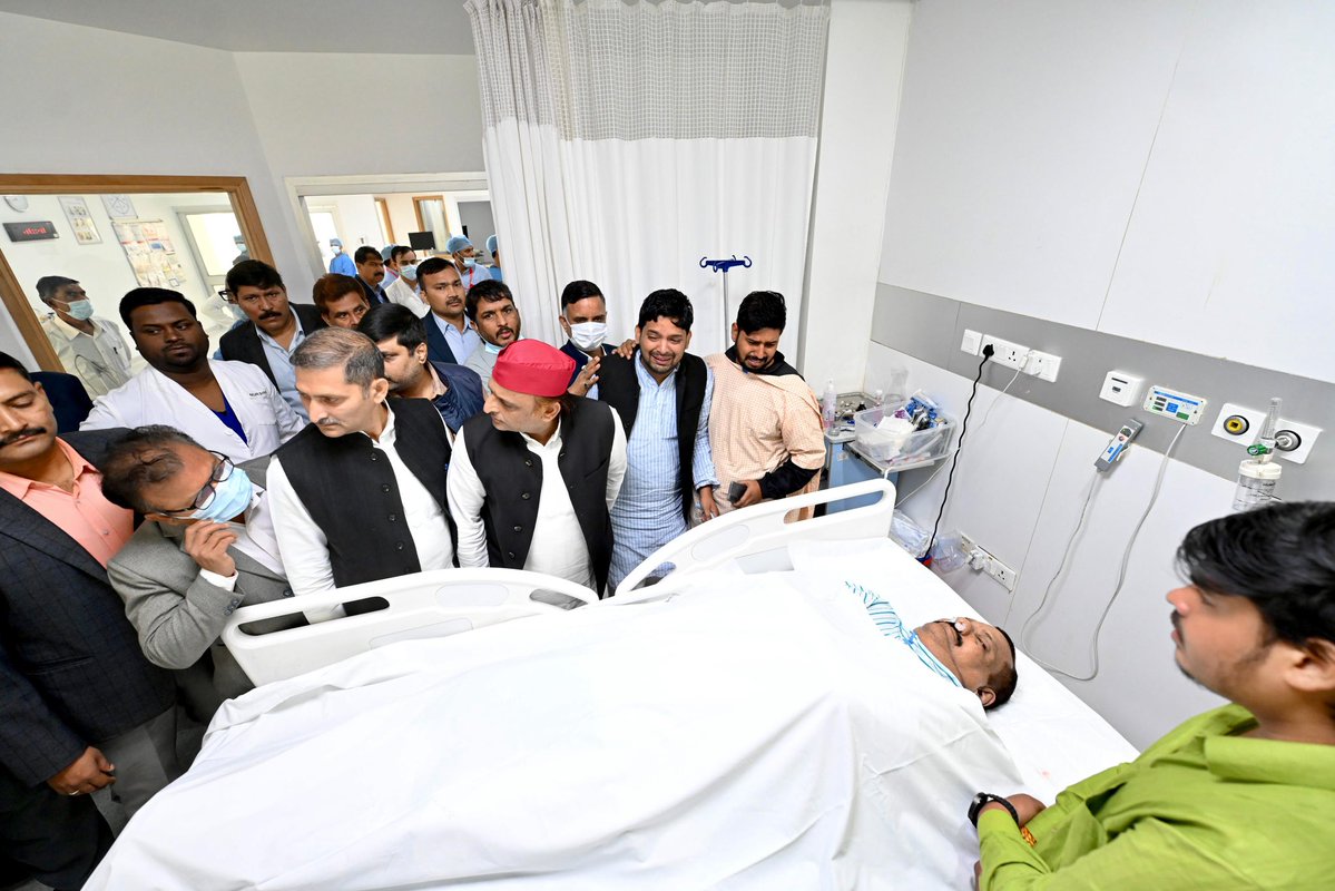 yadavakhilesh's tweet image. घोसी विधानसभा से समाजवादी पार्टी के विधायक श्री सुधाकर सिंह जी का निधन, अत्यंत दुःखद !

ईश्वर उनकी आत्मा को शांति दें।

शोक संतप्त परिजनों को यह असीम दुःख सहने का संबल प्राप्त हो।

भावभीनी श्रद्धांजलि !