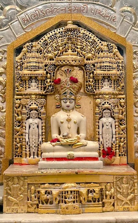 TanviSolankii's tweet image. 🌹 आज के दर्शन 🌹
💖श्री कंसारी पार्श्वनाथ, खंभात💖

✨खंभात के पास स्थित प्राचीन कंसारी गाँव कभी अनेक जैन मंदिरों और समृद्ध समाज का केंद्र था। समय के साथ बस्ती विरल हुई, और यहीं के प्रसिद्ध “भीडभंजन पार्श्वनाथ” की दिव्य प्रतिमा को बाद में खंभात में पुनः प्रतिष्ठित किया गया।✨