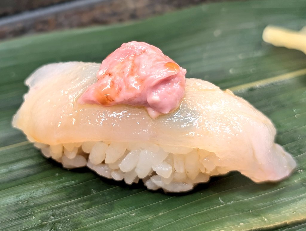 Linasuke0508's tweet image. 仙台で新幹線乗る前に、絶対行くべしな立食い鮨。仙令鮨
ひがしもののマグロ、カワハギ肝のせ、秋シャコ、つぶ貝などなど、ネタの種類も豊富でしゃりの大きさも変えてくれるし、サクッと美味い鮨を食べるのに最高すぎる。日本酒もたくさん！立食いなので並んでても回転早いのも嬉しい。