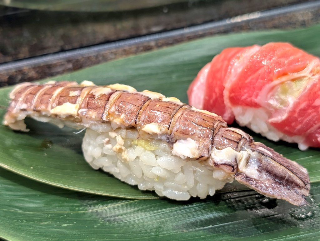 Linasuke0508's tweet image. 仙台で新幹線乗る前に、絶対行くべしな立食い鮨。仙令鮨
ひがしもののマグロ、カワハギ肝のせ、秋シャコ、つぶ貝などなど、ネタの種類も豊富でしゃりの大きさも変えてくれるし、サクッと美味い鮨を食べるのに最高すぎる。日本酒もたくさん！立食いなので並んでても回転早いのも嬉しい。