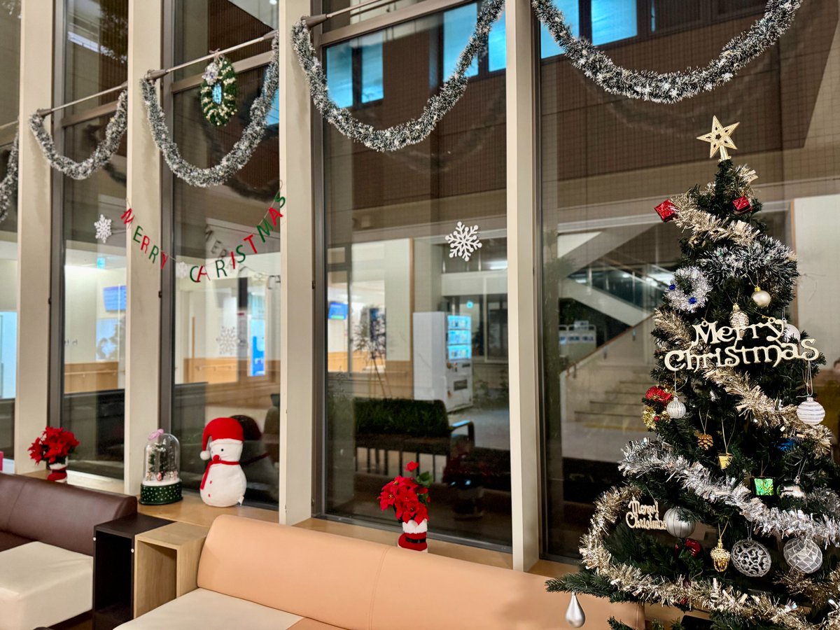 toyooka_hp's tweet photo. 豊岡病院では、クリスマスツリーやオーナメントを飾りつけ、今年もクリスマスデコレーションを行いました🎅🎄✨
ご来院される皆さまが、少しでも温かい気持ちで過ごせますように🎁💛
ぜひご覧くださいね😌🌟
#豊岡病院 #クリスマス　#クリスマスツリー #デコレーション #院内装飾 https://t.co/gUyqVmmHVv
