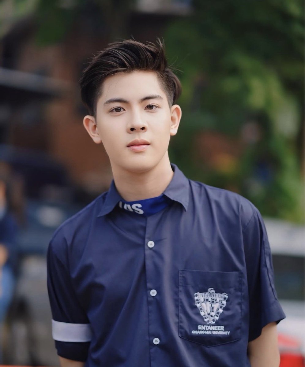 Phuwanet_r's tweet image. เห้ยยย พี่วรรณปะ หล่อนะเนี้ยย
#Firstone