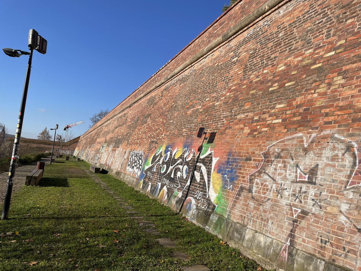 t_echizen's tweet image. 『シークレット・オブ・シークレッツ』の舞台をめぐるプラハの旅2日目

十字架砦の外側
2枚目はある人物が突き落とされた崖（25章、26章、30章）
その上（某科学者のラボの外）には実際には現代美術の庭園がある（3枚目）

#PR #プラハ #チェコへ行こう #cityofsecrets