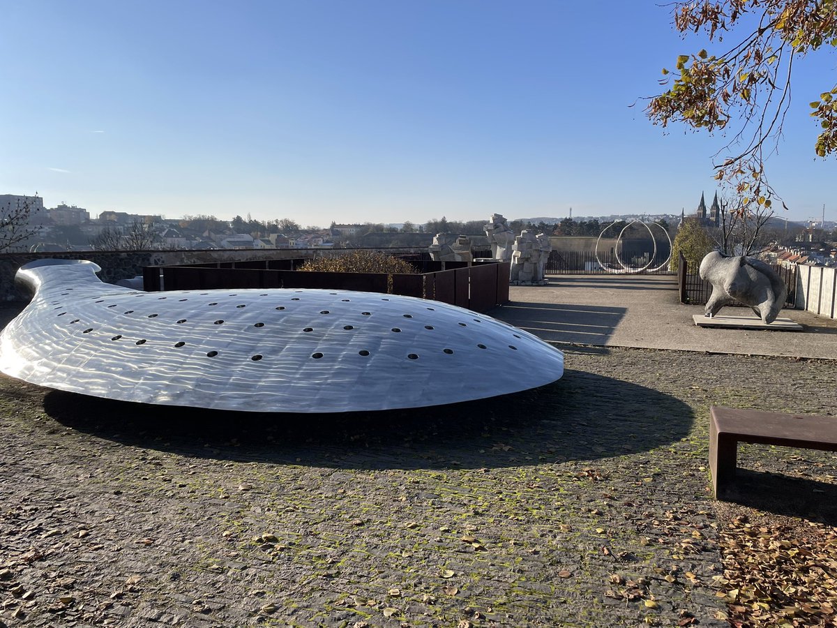 t_echizen's tweet image. 『シークレット・オブ・シークレッツ』の舞台をめぐるプラハの旅2日目

十字架砦の外側
2枚目はある人物が突き落とされた崖（25章、26章、30章）
その上（某科学者のラボの外）には実際には現代美術の庭園がある（3枚目）

#PR #プラハ #チェコへ行こう #cityofsecrets