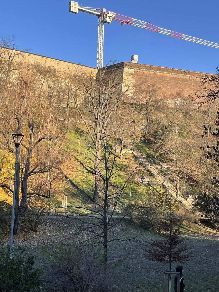 t_echizen's tweet image. 『シークレット・オブ・シークレッツ』の舞台をめぐるプラハの旅2日目

十字架砦の外側
2枚目はある人物が突き落とされた崖（25章、26章、30章）
その上（某科学者のラボの外）には実際には現代美術の庭園がある（3枚目）

#PR #プラハ #チェコへ行こう #cityofsecrets