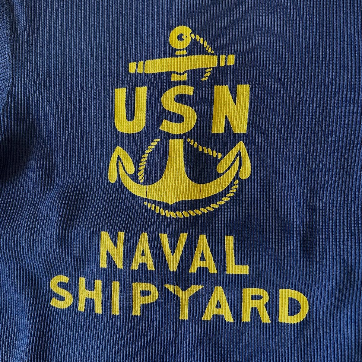 _topjimmy's tweet photo. 🧵【FREEWHEELERS / U.S.N. NAVAL SHIP YARD】

ダークネイビー×イエローの割れラバープリントが映えるサーマルT。 保温性・通気性に優れたオリジナルのワッフル生地で、ネルシャツやGジャンのインナーに最適な1枚です🔥
 
🔗 https://t.co/ghRFjNiNrm https://t.co/JGdtvGJn3Y