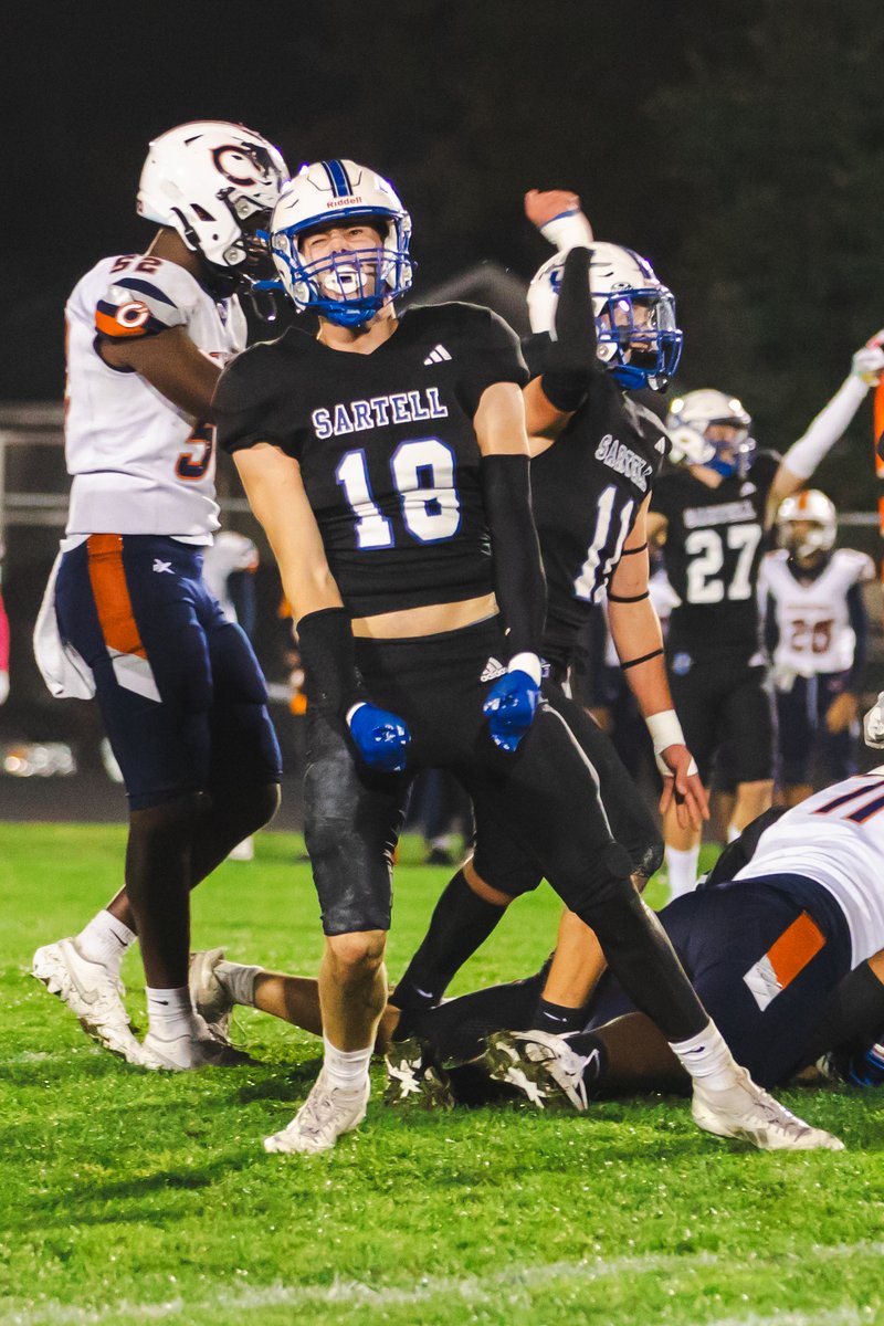 SartellSabreFB's tweet photo. Great work in the classroom from our Sabres this fall. We earned Gold Level (3.28 GPA) and Peyton Allen (SR-DE) was selected to the Academic All State Team. Great job Sabres! https://t.co/Rna1EfAPff